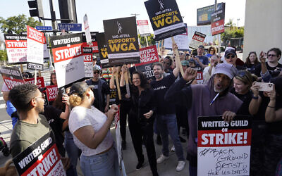 Fran Drescher, au centre, présidente du SAG-AFTRA, rejoignant les participants au rassemblement de la Writers Guild of America devant le studio Paramount Pictures, à Los Angeles, le 8 mai 2023. (Crédit : AP Photo/Chris Pizzello)