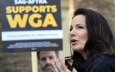 Fran Drescher, présidente du SAG-AFTRA, interviewée lors d'un rassemblement de la Writers Guild of America devant le studio Paramount Pictures, à Los Angeles, le 8 mai 2023,. (Crédit : AP Photo/Chris Pizzello)