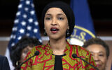La représentante Ilhan Omar (Démocrate du Minnesota) s'exprimant lors d'une conférence de presse organisée par le Congressional Progressive Caucus sur la menace d'un défaut de paiement, au Capitole, à Washington, le 24 mai 2023. (Crédit : Jacquelyn Martin/AP)