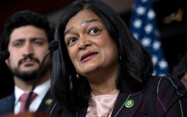 Le représentante démocrate Pramila Jayapal, présidente du caucus progressiste du Congrès, lors d'une conférence de presse, le 24 mai 2023. (Crédit : AP Photo/Jacquelyn Martin) Le représentante démocrate Pramila Jayapal, présidente du caucus progressiste du Congrès, lors d'une conférence de presse, le 24 mai 2023. (Crédit : AP Photo/Jacquelyn Martin)