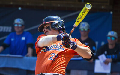 Jake Gelof, de Virginie, frappant un coup de circuit lors de la huitième manche contre Duke dans le deuxième match d'un match super régional du tournoi de baseball universitaire de la NCAA, à Charlottesville, en Virginie, le 10 juin 2023. (Crédit : John C. Clark/AP)