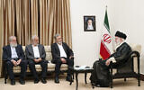 Le guide suprême l'ayatollah Ali Khamenei, à droite, écoutant Ziad Nakhaleh, le chef du Jihad islamique palestinien, deuxième à droite, lors de leur rencontre à Téhéran, en Iran, le 14 juin 2023. (Crédit : Bureau du guide suprême iranien via AP)