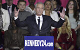Dossier : Le candidat démocrate à l'élection présidentielle Robert F. Kennedy Jr. s'exprimant lors d'un événement de campagne, au Boston Park Plaza Hotel, à Boston, le 19 avril 2023. (Crédit : AP/Josh Reynolds)