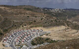 Nouveaux logements dans l'implantation israélienne de Givat Ze’ev en Cisjordanie, le 18 juin 2023. (Crédit : AP Photo / Ohad Zwigenberg, Dossier)