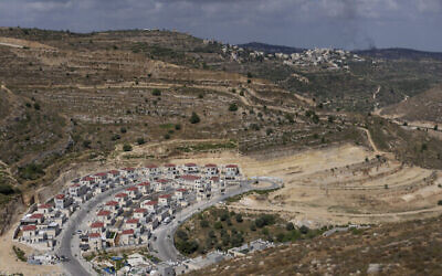 Nouveaux logements dans l'implantation israélienne de Givat Ze’ev en Cisjordanie, le 18 juin 2023. (Crédit : AP Photo / Ohad Zwigenberg, Dossier)