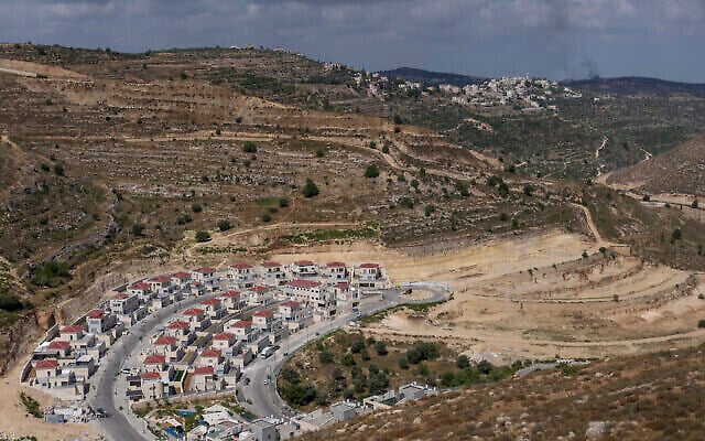 Nouveaux logements dans l'implantation israélienne de Givat Ze’ev en Cisjordanie, le 18 juin 2023. (Crédit : AP Photo / Ohad Zwigenberg, Dossier)