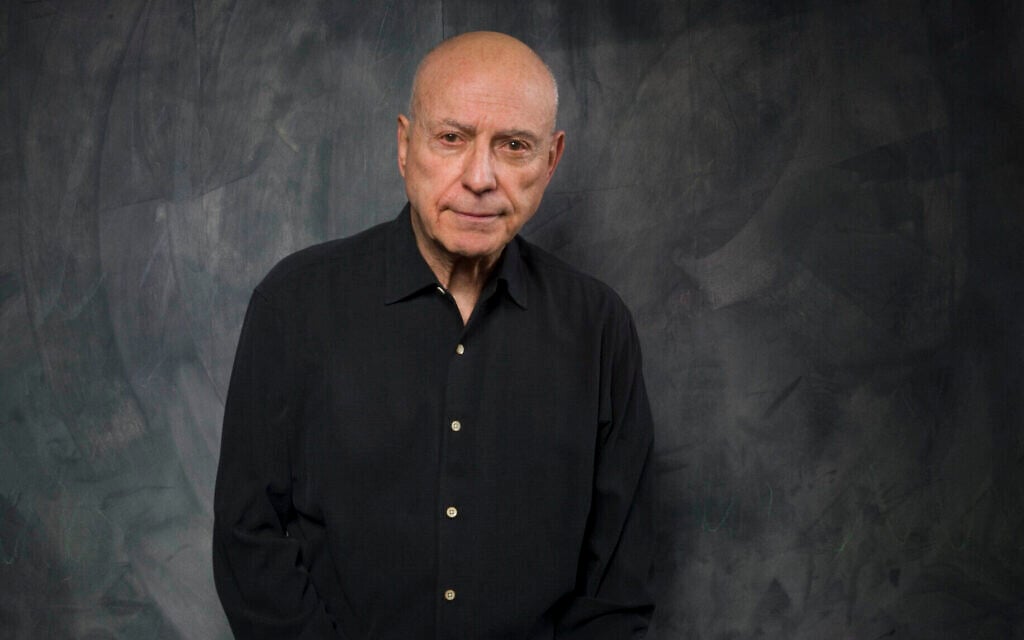 Alan Arkin pose pour un portrait au Fender Music Lodgependant le festival du film de Sundance, à Park City, dans l'Utah, le 25 janvier 2011. (Crédit : AP Photo/Victoria Will, file) Alan Arkin pose pour un portrait au Fender Music Lodgependant le festival du film de Sundance, à Park City, dans l'Utah, le 25 janvier 2011. (Crédit : AP Photo/Victoria Will, file)