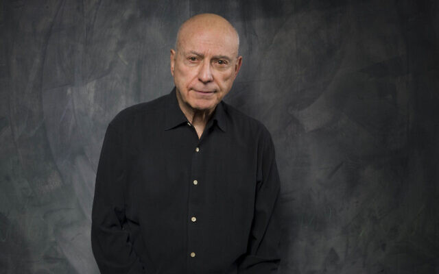 Alan Arkin pose pour un portrait au  Fender Music Lodgependant le festival du film de Sundance, à Park City, dans l'Utah, le 25 janvier 2011. (Crédit :  AP Photo/Victoria Will, file)