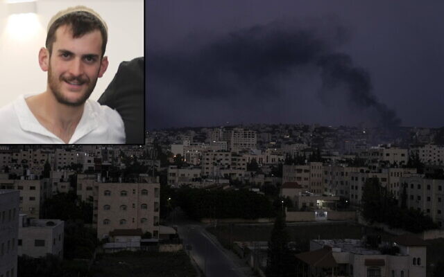 De la fumée s’élevant lors d'un raid militaire israélien dans le camp de réfugiés de Jenin en Cisjordanie, le 4 juillet 2023 ; en médaillon : le sergent David Yehuda Yitzhak, tué au cours de l'opération. (Crédit : AP Photo/Majdi Mohammed ; Armée israélienne) De la fumée s’élevant lors d'un raid militaire israélien dans le camp de réfugiés de Jenin en Cisjordanie, le 4 juillet 2023 ; en médaillon : le sergent David Yehuda Yitzhak, tué au cours de l'opération. (Crédit : AP Photo/Majdi Mohammed ; Armée israélienne)
