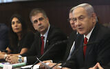 Le Premier ministre Benjamin Netanyahu, à droite, assistant à la réunion hebdomadaire du cabinet à Jérusalem, en Israël, le 9 juillet 2023. (Crédit : Gil Cohen-Magen/Pool Photo via AP)