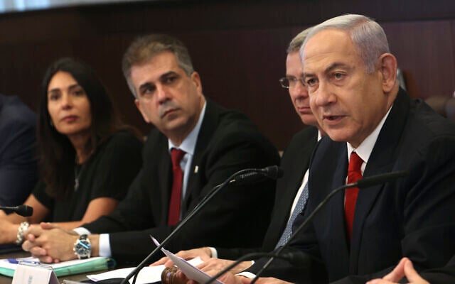 Le Premier ministre Benjamin Netanyahu, à droite, assistant à la réunion hebdomadaire du cabinet à Jérusalem, en Israël, le 9 juillet 2023. (Crédit : Gil Cohen-Magen/Pool Photo via AP) Le Premier ministre Benjamin Netanyahu, à droite, assistant à la réunion hebdomadaire du cabinet à Jérusalem, en Israël, le 9 juillet 2023. (Crédit : Gil Cohen-Magen/Pool Photo via AP)