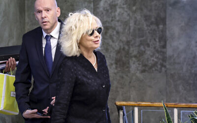 La procureure générale Gali Baharav-Miara arrivant pour assister à la réunion hebdomadaire du cabinet au Bureau du Premier ministre, à Jérusalem, le 9 juillet 2023. (Crédit : Gil Cohen-Magen/Pool Photo via AP)