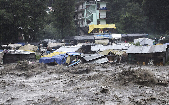 La rivière Beas en crue après de fortes pluies à Kullu, Himachal Pradesh, Inde, le 9 juillet 2023. (Crédit : Aqil Khan / AP) La rivière Beas en crue après de fortes pluies à Kullu, Himachal Pradesh, Inde, le 9 juillet 2023. (Crédit : Aqil Khan / AP)