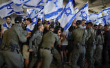 Des agents de la police des frontières se heurtant aux manifestants anti-gouvernement à l'aéroport Ben Gurion, à Lod, près de Tel Aviv, le 11 juillet 2023. (Crédit : AP Photo/Ariel Schalit)
