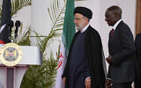 Le président iranien Ebrahim Raisi, au centre, et le président du Kenya William Ruto, à droite, arrivent pour une conférence de presse conjointe après une réunion au palais présidentiel de Nairobi, au Kenya, le 12 juillet 2023. (Crédit : AP Photo/Khalil Senosi)
