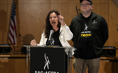 La présidente du SAG-AFTRA, Fran Drescher, à gauche, et le directeur exécutif national et négociateur en chef du SAG-AFTRA, Duncan Crabtree-Ireland, s'exprimant lors d'une conférence de presse annonçant une grève de la Screen Actors Guild-American Federation of Television and Radio Artists, à Los Angeles, le 13 juillet 2023. C'est la première fois depuis 1960 que des acteurs et des scénaristes bloquent en même temps des productions cinématographiques et télévisuelles. (Crédit : AP Photo/Chris Pizzello)