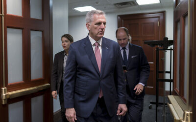 Le président de la Chambre des représentants, Kevin McCarthy, quittant une réunion à huis clos de la Conférence républicaine de la Chambre des représentants au Capitole, à Washington, le 18 juillet 2023. (Crédit : AP/J. Scott Applewhite)