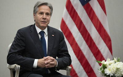 Le secrétaire d'État américain Antony Blinken s'exprimant lors d'une réunion avec le président Isaac Herzog, à l'hôtel Watergate, à Washington, le 18 juillet 2023. (Crédit : AP Photo/Manuel Balce Ceneta)