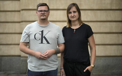 Les enseignants Laura Nickel 
et Max Teske après une interview avec l'Associated Press à Cottbus, en Allemagne, le 19 juillet 2023. (Crédit : Markus Schreiber/AP Photo)