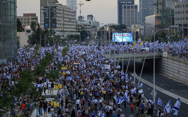 Des Israéliens de droite rassemblés pour soutenir les plans du gouvernement du Premier ministre Benjamin Netanyahu visant à réformer le système judiciaire, à Tel Aviv, le 23 juillet 2023. (Crédit : Ariel Schalit/AP Photo) Des Israéliens de droite rassemblés pour soutenir les plans du gouvernement du Premier ministre Benjamin Netanyahu visant à réformer le système judiciaire, à Tel Aviv, le 23 juillet 2023. (Crédit : Ariel Schalit/AP Photo)