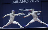 A gauche, l'Américain Eli Dershwitz lors de son combat contre le Géorgien Sandro Bazadze, en finale des Championnats du monde d'escrime, dans la catégorie sabre individuel masculin, à Milan, en Italie, le 25 juillet 2023. (Crédit : Antonio Calanni/AP)