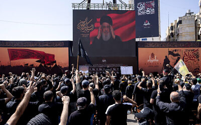 Le chef du Hezbollah, le cheikh Hassan Nasrallah, s'exprimant via une liaison vidéo lors d'activités marquant le jour saint musulman chiite de l'Achoura dans la banlieue sud de Beyrouth, au Liban, le 29 juillet 2023. (Crédit : Hassan Ammar/AP Photo) Le chef du Hezbollah, le cheikh Hassan Nasrallah, s'exprimant via une liaison vidéo lors d'activités marquant le jour saint musulman chiite de l'Achoura dans la banlieue sud de Beyrouth, au Liban, le 29 juillet 2023. (Crédit : Hassan Ammar/AP Photo)