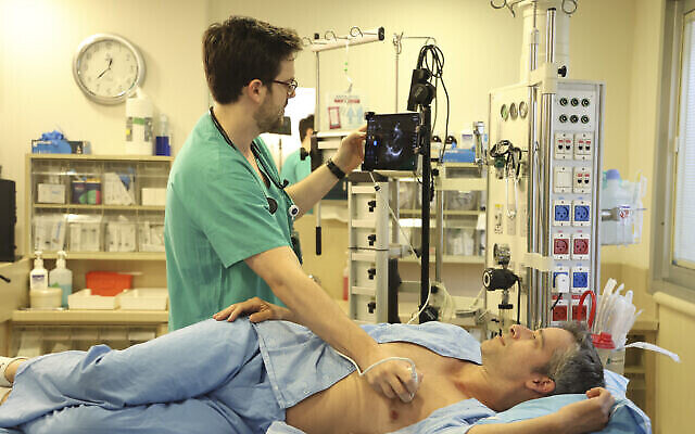 Photo non datée d'un médecin de l'hôpital Sheba en train d'utiliser l'outil d'IA à ultrasons de l'AISAP pour effectuer un échocardiogramme sur un patient. (Centre hospitalier Adi Lamm / Sheba) Photo non datée d'un médecin de l'hôpital Sheba en train d'utiliser l'outil d'IA à ultrasons de l'AISAP pour effectuer un échocardiogramme sur un patient. (Centre hospitalier Adi Lamm / Sheba)