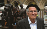 Ben Abeles, photographié en 2008 devant le mémorial du Kindertransport à la gare de Liverpool Street à Londres, où les enfants sont arrivés après avoir pris le train à Harwich. (Crédit : Helen Abeles)