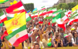 Des milliers de membres d'un mouvement d'opposition iranien ont manifesté samedi dans le centre de Paris contre le régime de Téhéran, soutenus notamment par l'ex-vice-président américain Mike Pence (Crédit : capture d'écran Twitter)