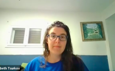 Elizabeth Tsurkov via Zoom, en 2022. (Crédit : Capture d’écran Foundation for Middle East Peace/YouTube)