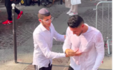 Mendel Narboni "sauve" un YouTubeur français qui, dans une "expérience sociale", fait mine de s’immoler. (Capture d’écran Réseaux sociaux)
