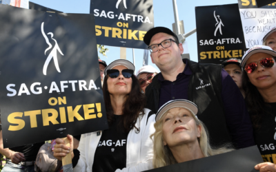 La présidente de la SAG-AFTRA, Fran Drescher, avec des lunettes de soleil, et le négociateur en chef Duncan Crabtree-Ireland aux côtés des manifestants en grève, à Los Angeles, le 14 juillet 2023. (Crédit : Valerie Macon/AFP via Getty Images)