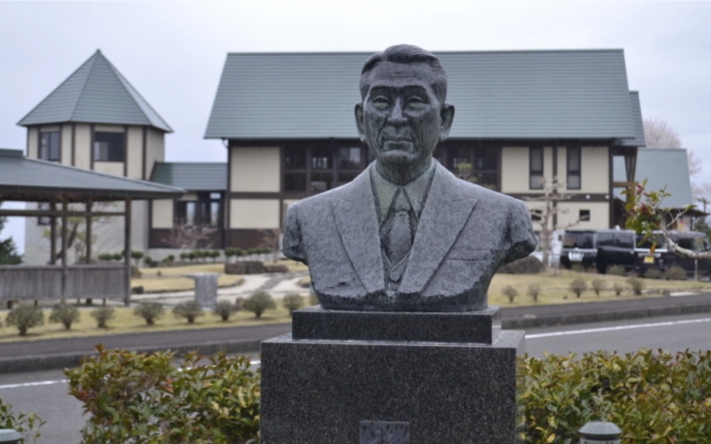 Un buste de Chiune Sugihara près du Sugihara Chiune Memorial Hall, à Yaotsu, au Japon, sa ville natale présumée. (Crédit : Jordyn Haïme)