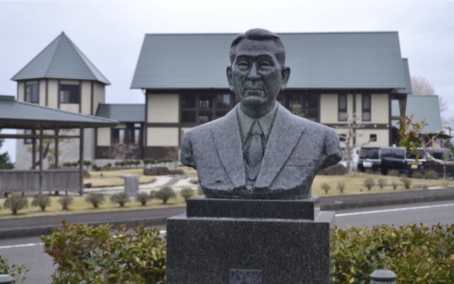 Un buste de Chiune Sugihara près du Sugihara Chiune Memorial Hall, à Yaotsu, au Japon, sa ville natale présumée. (Crédit : Jordyn Haïme)