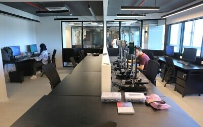 Illustration : L'espace de travail du campus technologique d'Eastech, à Jérusalem-Est. (Crédit : Autorisation)