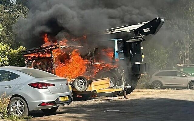 Un véhicule transportant des drapeaux LGBTQ incendié à Hod HaSharon, le 7 juillet 2023. (Autorisation)