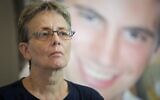 Leah Goldin, mère du défunt soldat israélien Hadar Goldin, assistant à une conférence de presse avant la réunion du cabinet, le 5 août 2018. (Crédit : Hadas Parush/Flash90)
