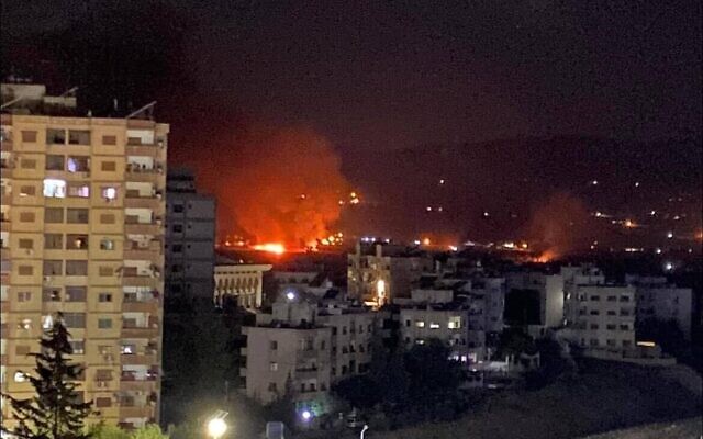 Des flammes et de la fumée s'élevant d'un site à Damas à la suite d'une attaque aérienne israélienne présumée en Syrie, le 19 juillet 2023. (Crédit : Capture d’écran d'un réseau social ; utilisée conformément à l'article 27a de la loi sur le droit d'auteur). Des flammes et de la fumée s'élevant d'un site à Damas à la suite d'une attaque aérienne israélienne présumée en Syrie, le 19 juillet 2023. (Crédit : Capture d’écran d'un réseau social ; utilisée conformément à l'article 27a de la loi sur le droit d'auteur).