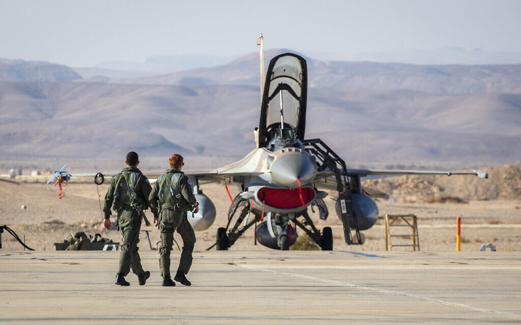 Les pilotes de l'armée de l'air israélienne se dirigeant vers leur avion lors de l'exercice international "Blue Flag" sur la base aérienne d'Ovda dans le sud d'Israël, le 24 octobre 2021. (Crédit : Olivier Fitoussi/Flash90) Les pilotes de l'armée de l'air israélienne se dirigeant vers leur avion lors de l'exercice international "Blue Flag" sur la base aérienne d'Ovda dans le sud d'Israël, le 24 octobre 2021. (Crédit : Olivier Fitoussi/Flash90)