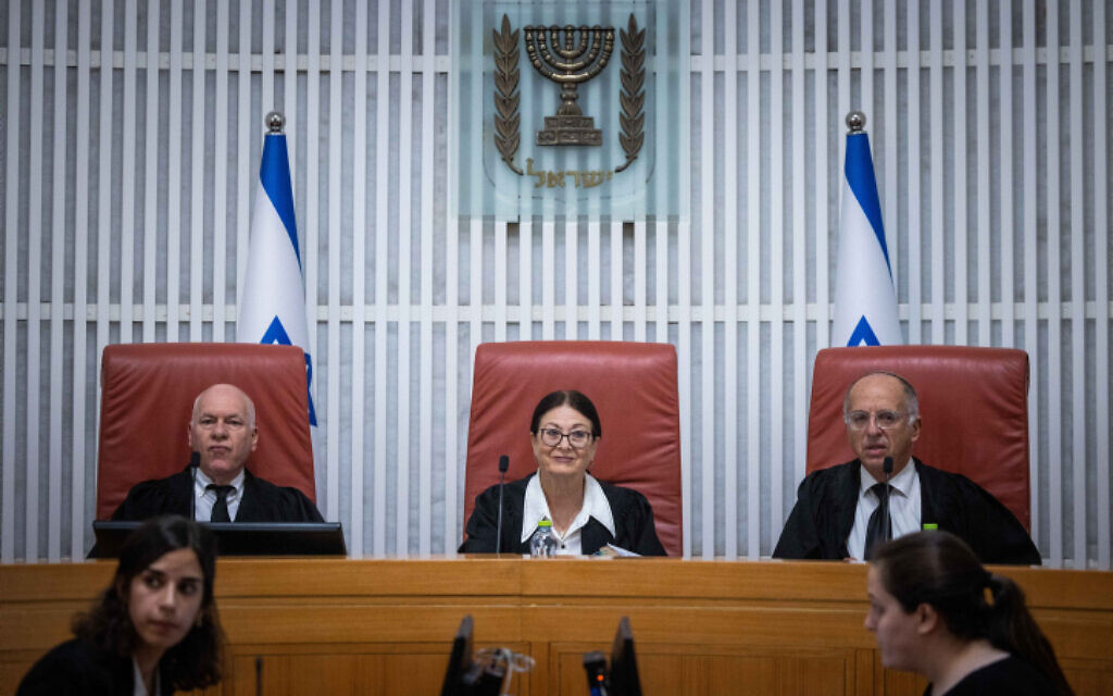 La présidente de la Cour suprême, la juge Esther Hayut, présidant une audience sur la décision de la commission centrale électorale de disqualifier le parti Balad pour les prochaines élections législatives, à la Knesset, le 6 octobre 2022. (Crédit : Yonatan Sindel/Flash90) La présidente de la Cour suprême, la juge Esther Hayut, présidant une audience sur la décision de la commission centrale électorale de disqualifier le parti Balad pour les prochaines élections législatives, à la Knesset, le 6 octobre 2022. (Crédit : Yonatan Sindel/Flash90)