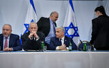 Les chefs des partis d'opposition, Merav Michaeli (Avoda), Yaïr Lapid (Yesh Atid), Benny Gantz (HaMahane HaMamlahti), Avigdor Liberman (Yisrael Beytenu) et Mansour Abbas (Liste arabe unie) lors d'une conférence de presse, à Tel Aviv, le 23 mars 2023. (Crédit : Avshalom Sassoni/Flash90)