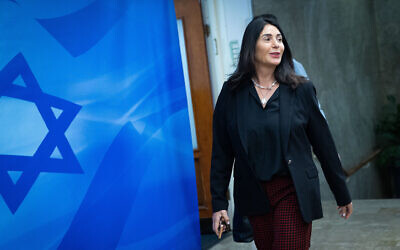 La ministre des Transports Miri Regev arrivant à une réunion hebdomadaire du cabinet au Bureau du Premier ministre, à Jérusalem, le 7 mai 2023. (Crédit : Yonatan Sindel/Flash90)