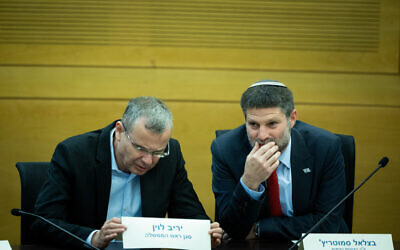 Le ministre israélien des Finances Bezalel Smotrich et le ministre de la Justice Yariv Levin lors d'une réunion sur le vote du budget de l'État, le 22 mai 2023. (Crédit : Yonatan Sindel/Flash90)