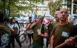 Des membres du groupe de protestation Frères d'armes manifestant contre la refonte judiciaire prévue par le gouvernement, devant le domicile du président de la Knesset Amir Ohana, à Tel Aviv, le 6 juin 2023. (Crédit : Avshalom Sassoni/Flash90)