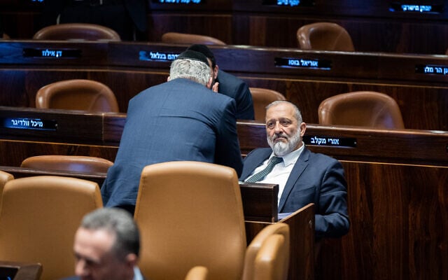 Le député Aryeh Deri pendant un vote en séance plénière de la Knesset, le 14 juin 2023. (Crédit : Yonatan Sindel/Flash90) Le député Aryeh Deri pendant un vote en séance plénière de la Knesset, le 14 juin 2023. (Crédit : Yonatan Sindel/Flash90)