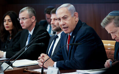 Le Premier ministre Benjamin Netanyahu lors d'une réunion du cabinet au bureau du Premier ministre à Jérusalem, le 18 juin 2023. (Crédit : Amit Shabi/Pool) Le Premier ministre Benjamin Netanyahu lors d'une réunion du cabinet au bureau du Premier ministre à Jérusalem, le 18 juin 2023. (Crédit : Amit Shabi/Pool)