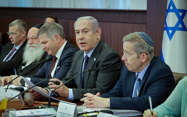 Le Premier ministre israélien Benjamin Netanyahu dirigeant une réunion du cabinet, au Bureau du Premier ministre, à Jérusalem, le 2 juillet 2023. (Crédit : Marc Israel Sellem/POOL)