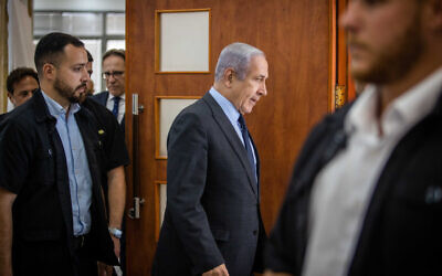 Le Premier ministre Benjamin Netanyahu à la Cour de district de Jérusalem pendant le témoignage d'Arnon Milchan au près pour corruption de Netanyahu, le 2 juillet 2023. (Crédit : Oren Ben Hakoon/POOL)
