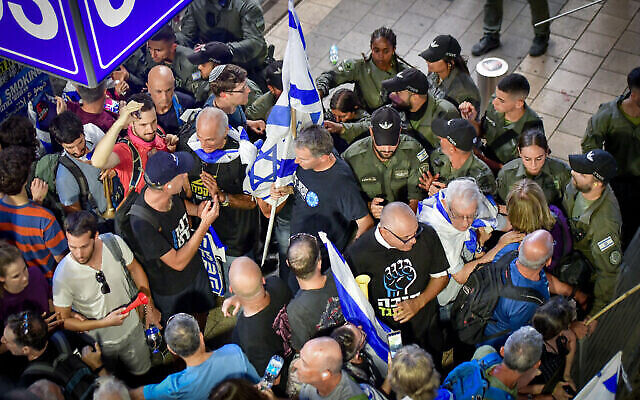 Des Israéliens manifestent contre la refonte judiciaire du gouvernement, à l'aéroport Ben Gurion près de Tel Aviv, le 3 juillet 2023. (Crédit : Avshalom Sassoni/Flash90)