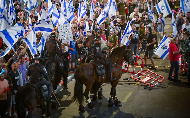 Des policiers de la garde montée tentent de disperser des manifestants opposés à la refonte judiciaire prévue par le gouvernement, à l'aéroport Ben Gurion près de Tel Aviv, le 3 juillet 2023. (Crédit : Avshalom Sassoni/Flash90)